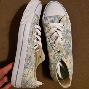 Low top shoes 9 1/2